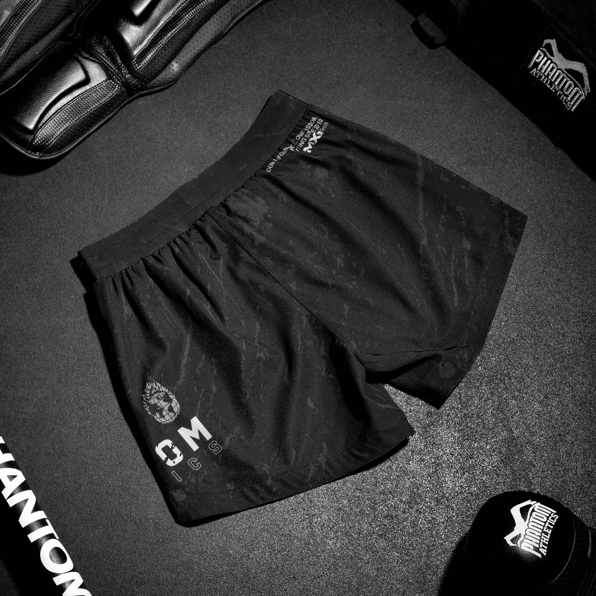 Phantom Athletics’ Fightshorts Fusion Skull sind ideal für Training und Wettkampf in MMA, BJJ und Thaiboxen. Der elastische Bund sorgt für sicheren Halt, während die seitlichen Schlitze volle Bewegungsfreiheit bieten. Das coole Skull-Design macht sie zum Hingucker im Gym oder auf der Matte.