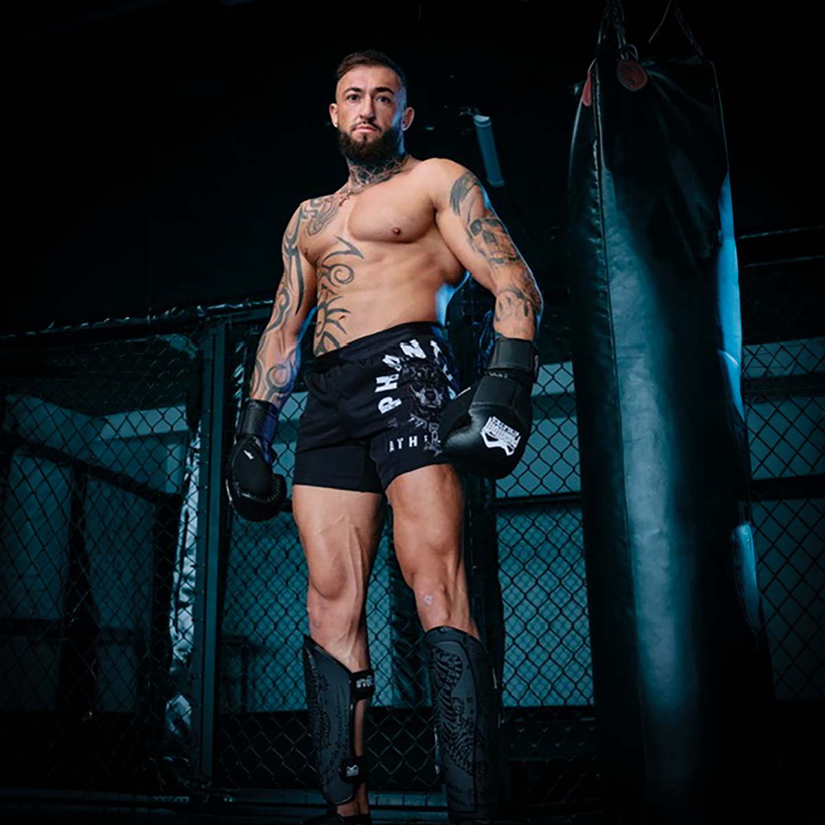 Fightshorts aus der Phantom Athletics Fusion Doberman Kollektion, speziell für Kampfsportarten wie Muay Thai und BJJ. Leichtes Material und verstärkte Nähte garantieren Langlebigkeit und Komfort.