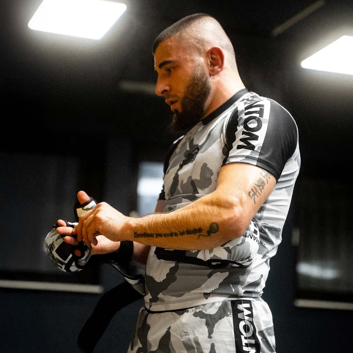 Leichter Rashguard aus der Warfare Whiteout Edition, perfekt für BJJ, MMA und Grappling. Bietet engen Sitz und optimalen Schutz vor Hautirritationen während des Trainings.