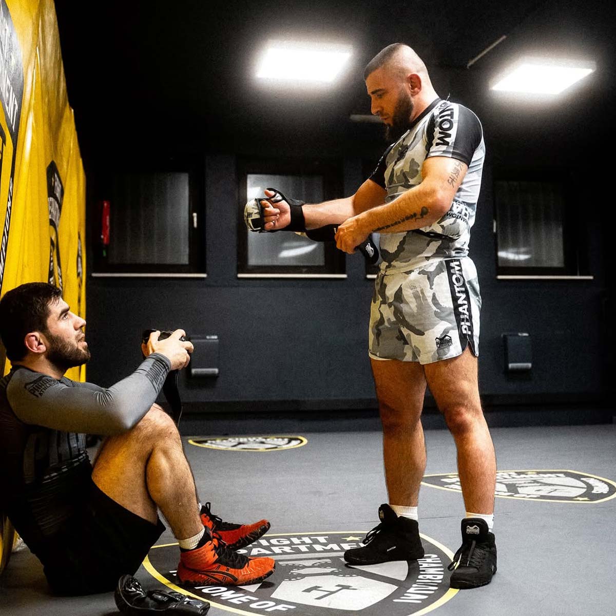 Robuster Rashguard aus der Warfare Whiteout Kollektion, ideal für MMA, Thaiboxen und Grappling. Schützt die Haut effektiv und bietet erstklassige Beweglichkeit bei jeder Trainingseinheit.