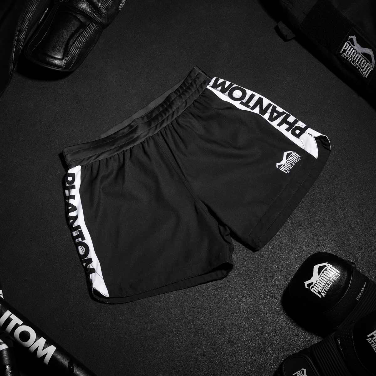 Die Phantom Athletics Fusion Apex Black Fightshorts verfügen über einen elastischen Hüftbund und einen Kordelzug, der einen sicheren Sitz gewährleistet. Diese Shorts bieten Komfort und Halt, selbst bei intensiven Sparring-Sessions und schnellen Bewegungen im Training.