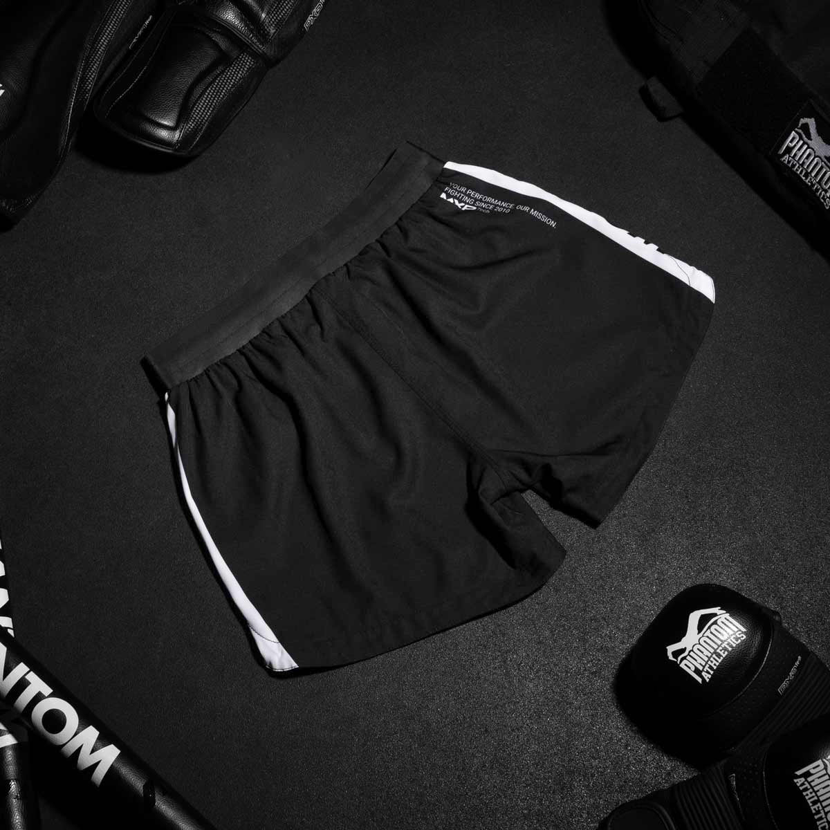 Mit ihrem strapazierfähigen Material und dem leichten Design sind die Fusion Apex Black Fightshorts für dynamische Kämpfe und anspruchsvolles Training konzipiert. Sie bieten Kampfsportlern die nötige Flexibilität und Unterstützung im Training und im Wettkampf.