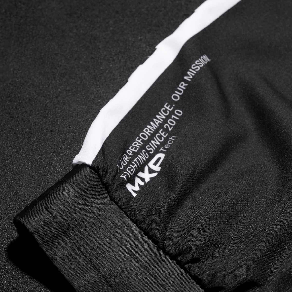 Die Fusion Apex Black Fightshorts überzeugen durch ihre sportliche Passform und das minimalistische Design. Sie bieten hervorragende Strapazierfähigkeit und sind ideal für alle, die Bewegungsfreiheit und Langlebigkeit im Kampfsport-Training und Sparring schätzen.