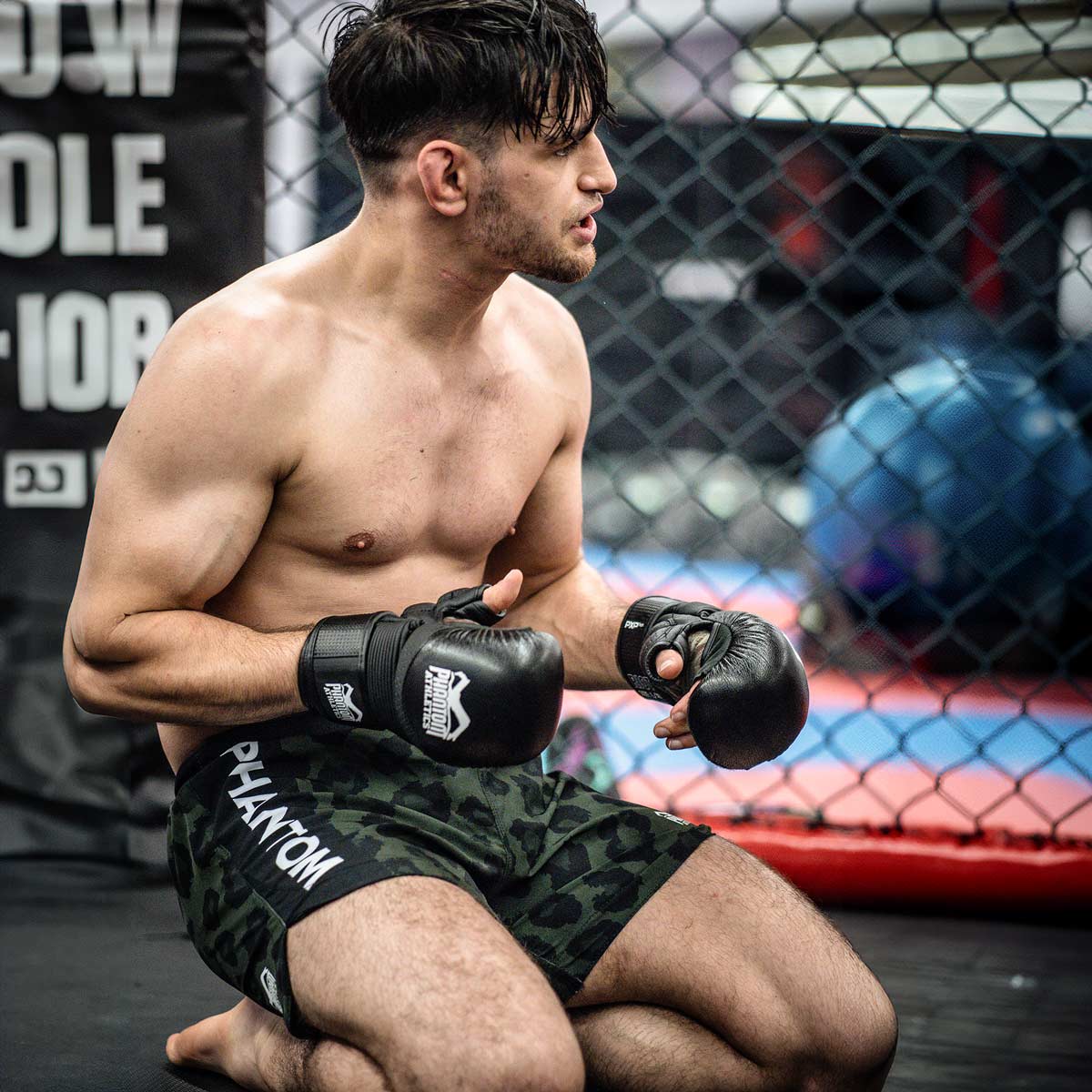 MMA Profi Niko Serbezis beim Training. Die leichten Fusion Jaguar Fightshorts sind optimal für dynamische Bewegungen im MMA, Grappling und BJJ. Das strapazierfähige Material hält auch anspruchsvollstem Training stand.