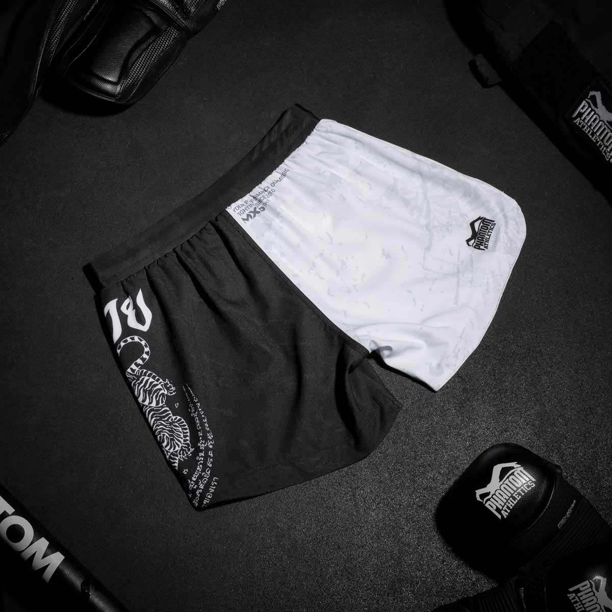 Die FUSION Muay Thai Shorts in Schwarz Weiß bestehen aus einer leichten, flexiblen Materialmischung, ideal für intensives Sparring im Thaiboxen. Der elastische Bund sorgt für sicheren Halt, während das Material schnelle Bewegungen unterstützt.