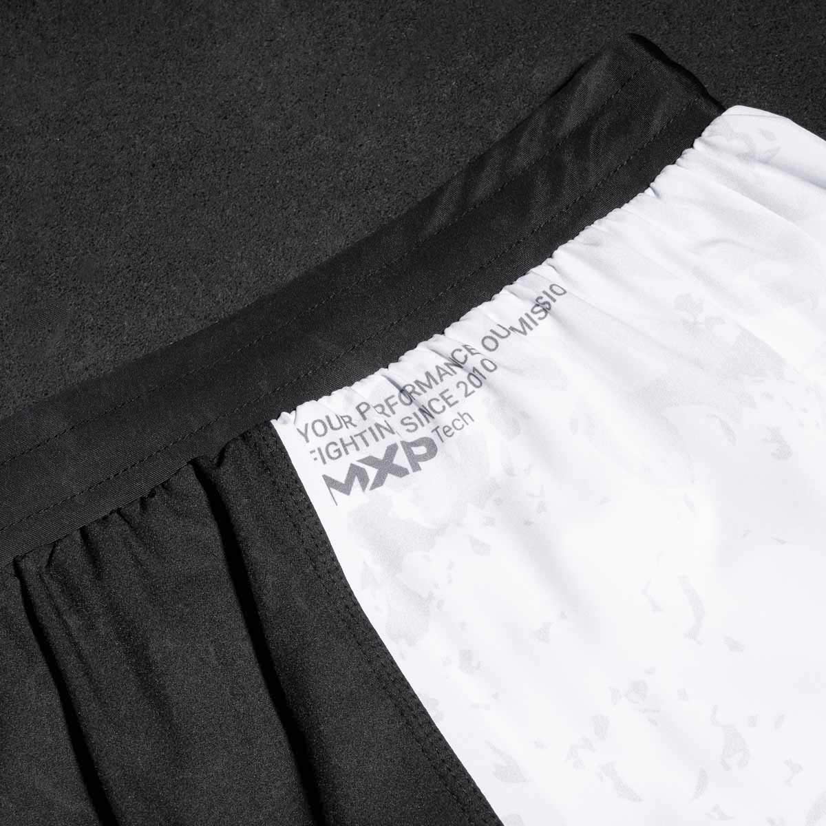 Die FUSION Muay Thai Schwarz Weiß Shorts kombinieren robustes, atmungsaktives Material mit einem klassischen Schwarz-Weiß-Design, ideal für Muay Thai, Thaiboxen und Kickboxen. Die Shorts bieten maximale Bewegungsfreiheit und stabilen Halt, perfekt für intensives Training und Wettkämpfe.