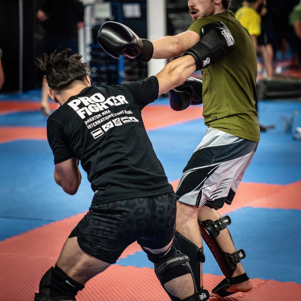 Niko Serbezis beim Training. Mit ihrem robusten Panther-Design sind diese Fightshorts sowohl im Training als auch im Wettkampf ein Hingucker. Perfekt für Athleten, die leichte und flexible MMA-Shorts für den täglichen Einsatz auf der Matte suchen.