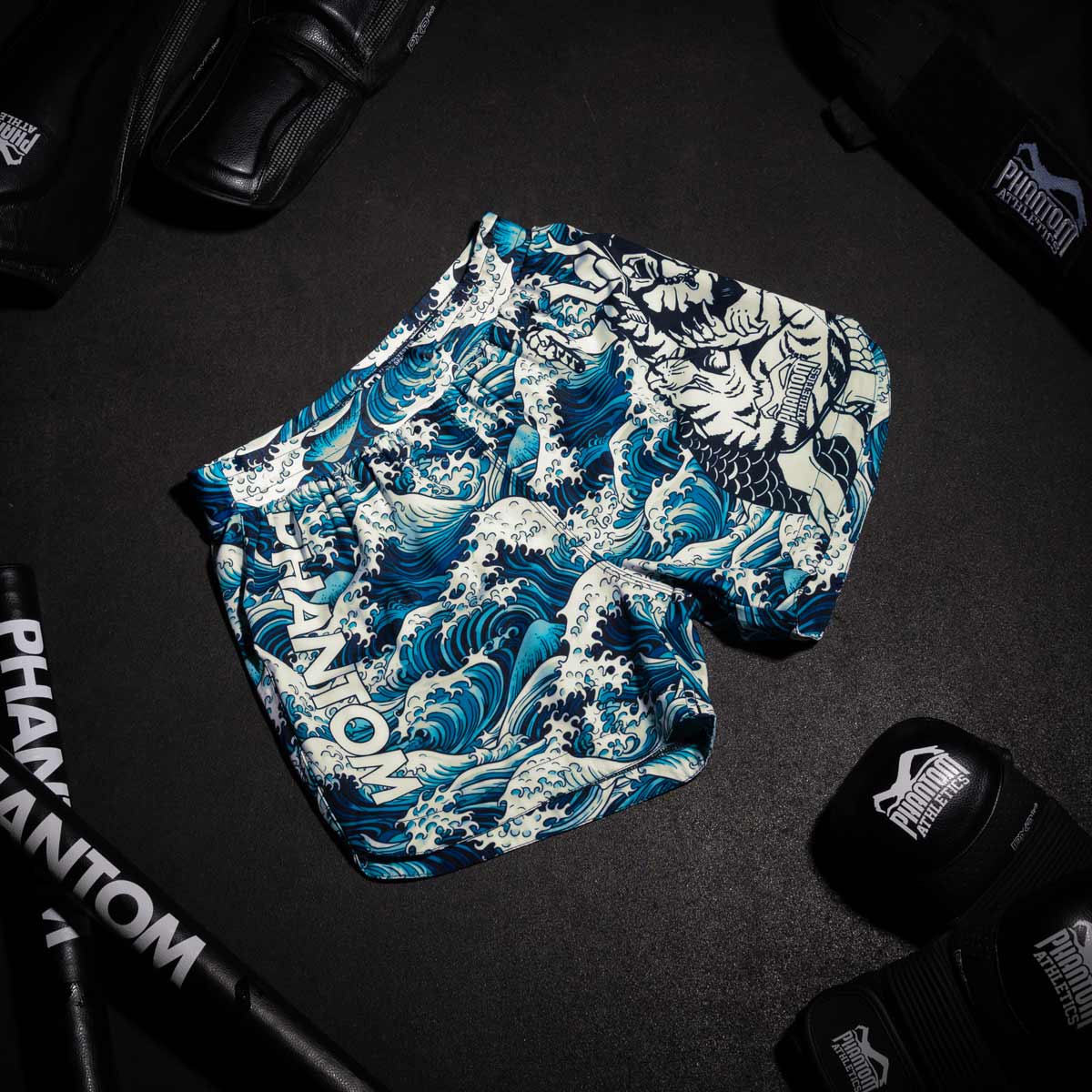 Das atmungsaktive Material der Fightshorts FUSION Tsunami ist strapazierfähig und langlebig, ideal für langes Training in Kampfsportarten wie MMA und Muay Thai. Die Shorts wurden entwickelt, um selbst bei intensivem Einsatz im Training und Wettkampf Komfort zu bieten.