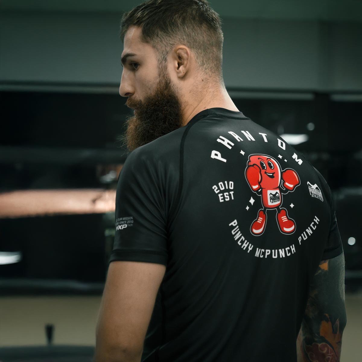 Hochwertiges Rashguard von Phantom Athletics im Punchy-Design, ideal für MMA, Grappling und BJJ. Eng anliegendes, atmungsaktives Material schützt die Haut und sorgt für maximale Bewegungsfreiheit.