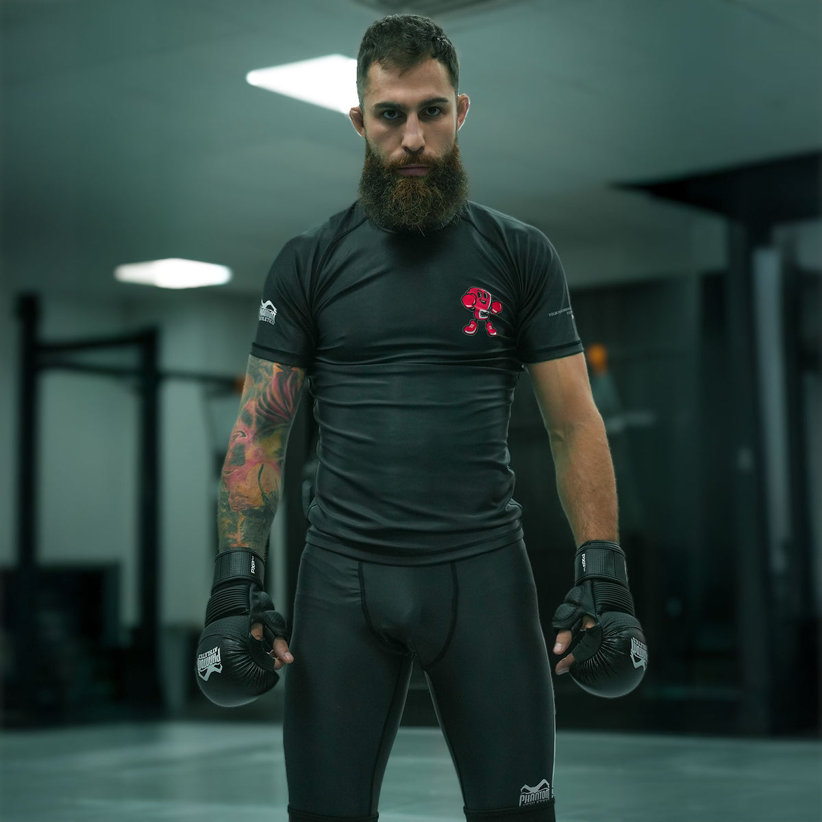 Leistungsstarkes Phantom Athletics Rashguard mit ergonomischer Passform und auffälligem Punchy-Look. Perfekt für intensive Trainingseinheiten und Kampfsportwettkämpfe.