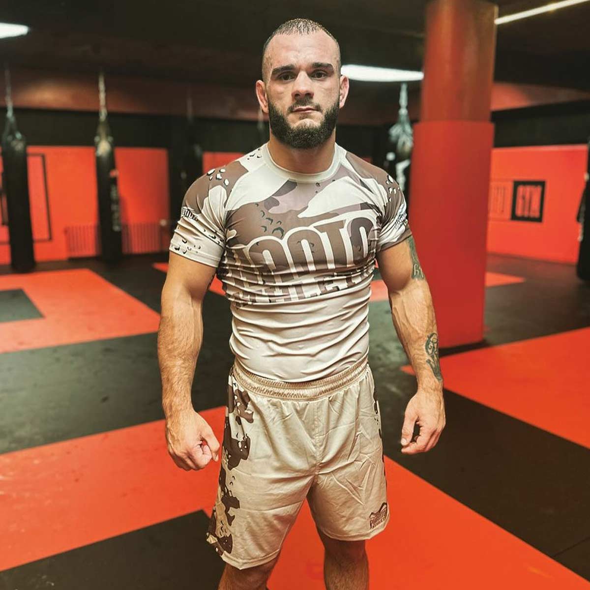 Das atmungsaktive und schnelltrocknende Material des Rashguard Warfare Desert Camo hält den Körper auch bei anspruchsvollem BJJ und MMA kühl und trocken. Es eignet sich optimal für Nogi- und Grappling-Workouts, bei denen ein angenehmes Hautgefühl entscheidend ist. Das Rashguard bleibt auch bei häufigem Einsatz formstabil und langlebig.