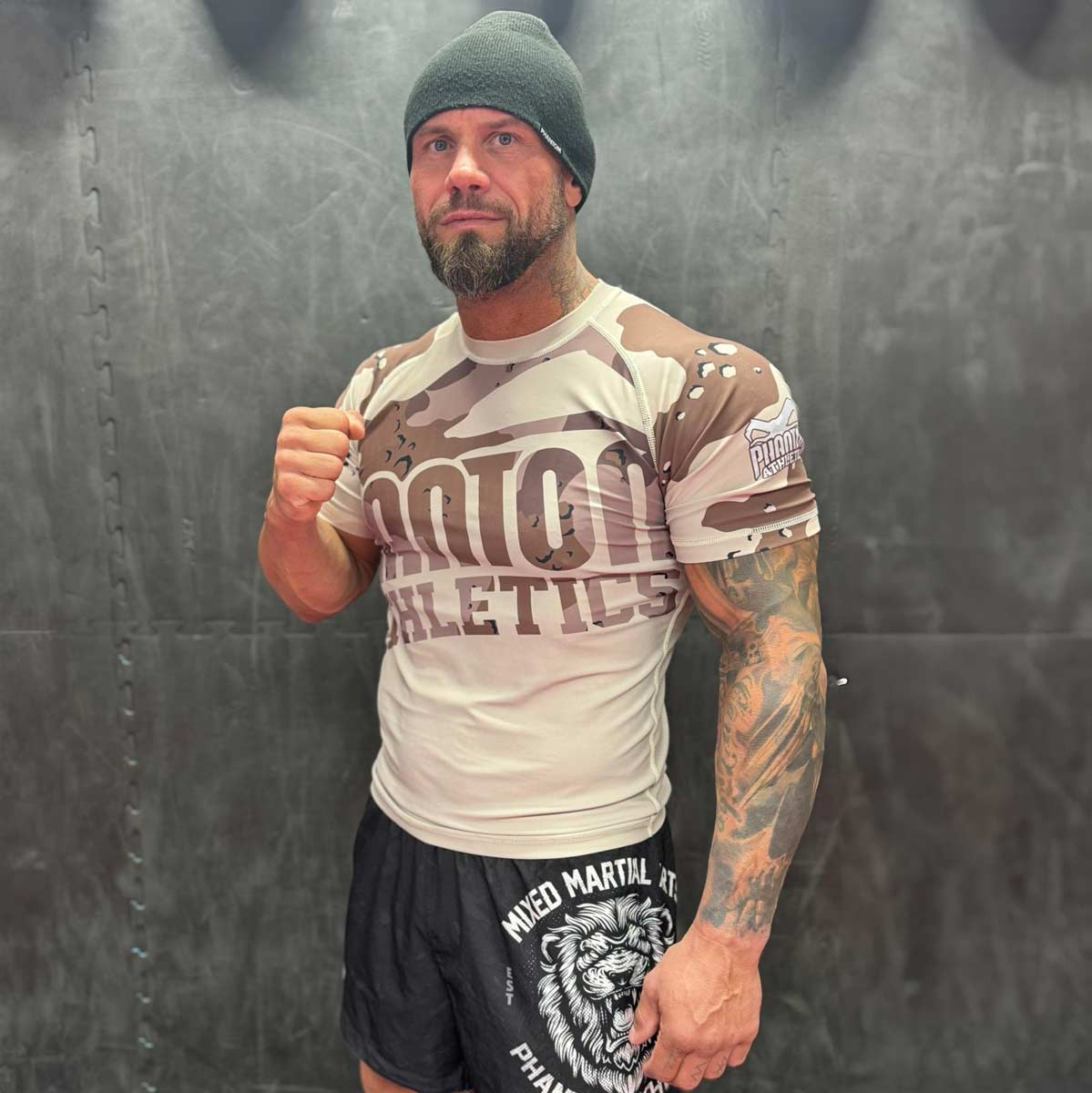 Die Kombination aus hochwertigem Material und enger Passform macht das Rashguard Warfare Desert Camo ideal für das tägliche Training in Grappling und BJJ. Die Kompression fördert die Muskelregeneration und schützt die Haut bei Bodenkämpfen und Ringen. Für Sportler, die Funktion und Stil schätzen.