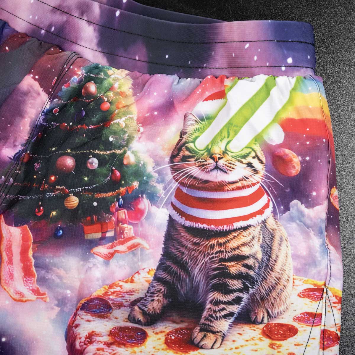 Fightshorts Fusion-R von Phantom Athletics mit Christmas Pizza Laser Eye Cat Design.
Leichte und flexible Shorts mit festem Bund und seitlichen Schlitzen, speziell für Kampfsport entwickelt. Das humorvolle Motiv macht sie zu einem echten Hingucker.