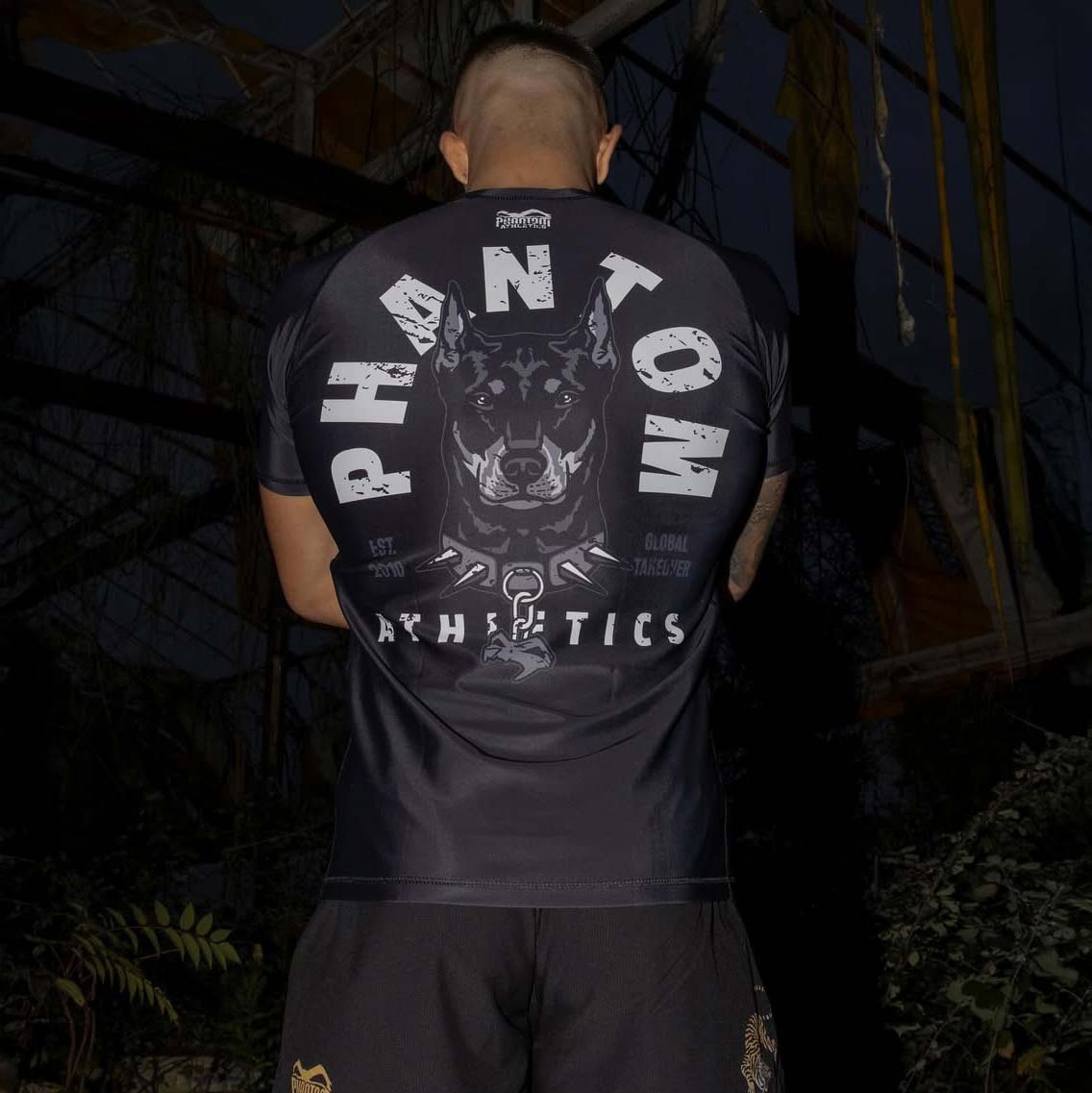 Rashguard Evo Doberman von Phantom Athletics, ideal für MMA, Grappling und Kampfsporttraining. Eng anliegendes Design kombiniert Schutz, Komfort und maximale Bewegungsfreiheit.