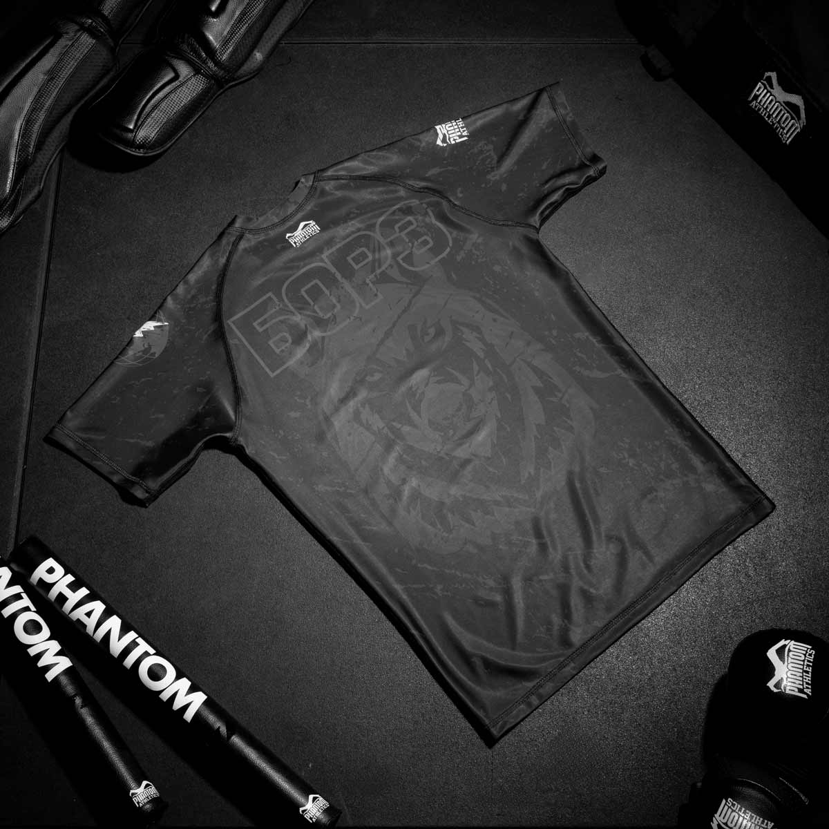 Phantom BORZ БОРЗ Rashguard. Das ideale Compression Shirt für deinen Kampfsport. Im Tschetschenien Wolf Design mit russischem WOLF Schriftzug. Perfekt für MMA, Muay Thai, Kickboxen, Ringen und Grappling.