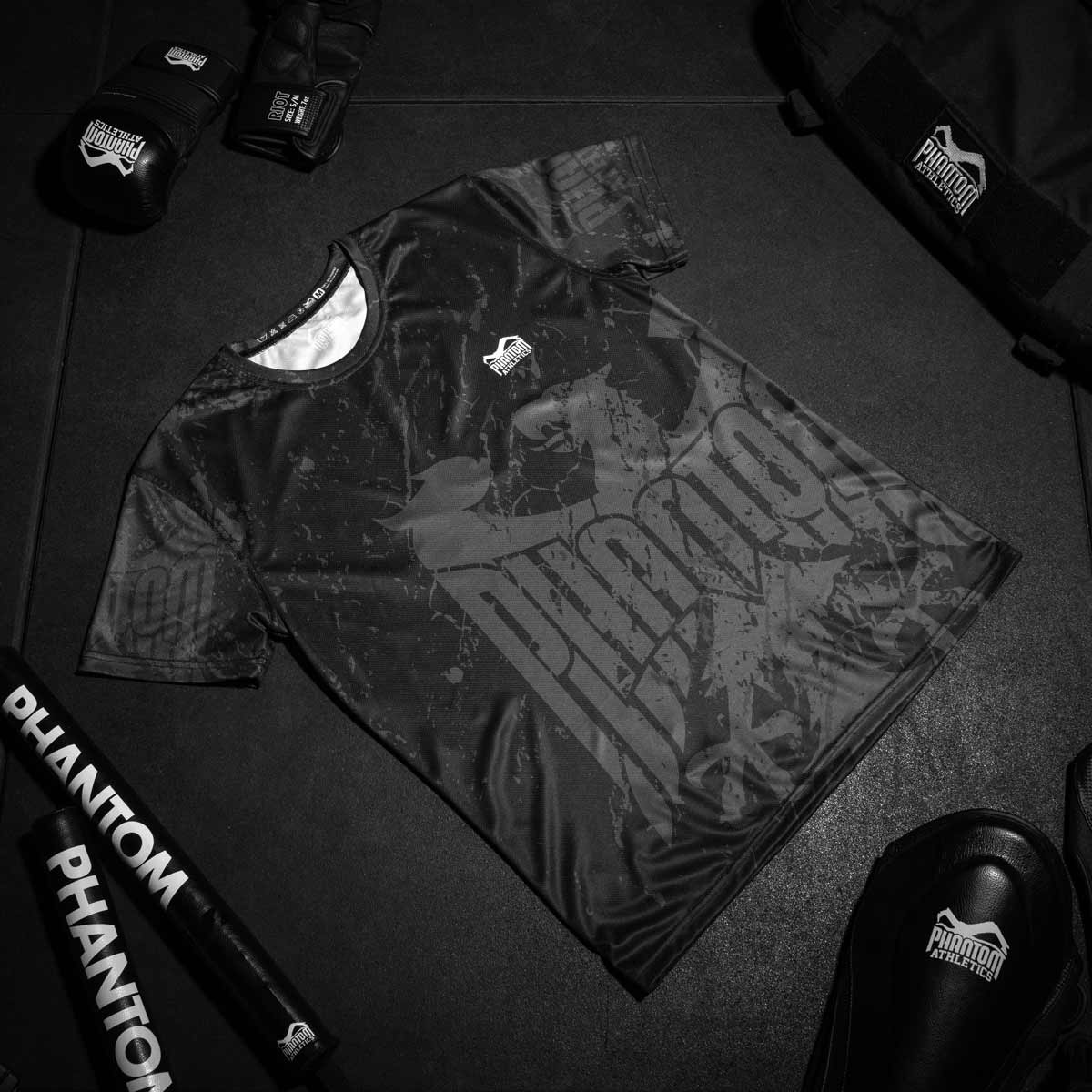 Leichtes Phantom Athletics Trainingsshirt im Germany-Design, perfekt für Kampfsportarten wie MMA, Boxen und Muay Thai. Atmungsaktives Material sorgt für hohen Tragekomfort bei intensiven Workouts.