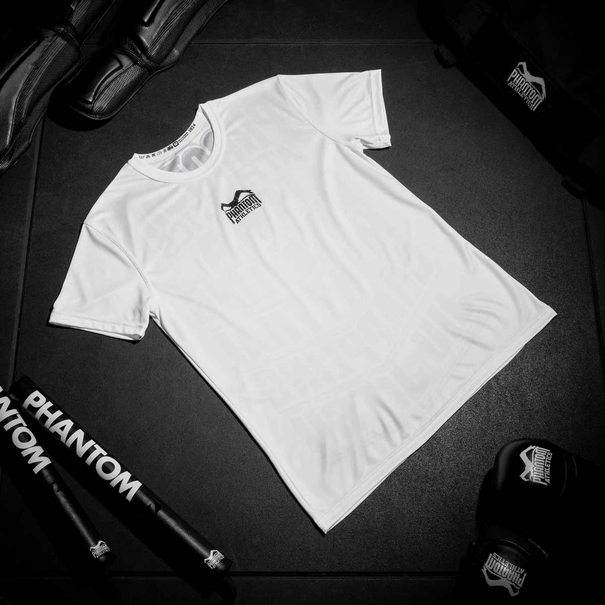 Dieses Phantom Athletics EVO Shirt ist speziell für MMA und Fitness entwickelt und bietet durch sein elastisches und reißfestes Material optimale Bewegungsfreiheit. Perfekt für Athleten, die ein leichtes, komfortables Shirt für anspruchsvolles Training suchen.