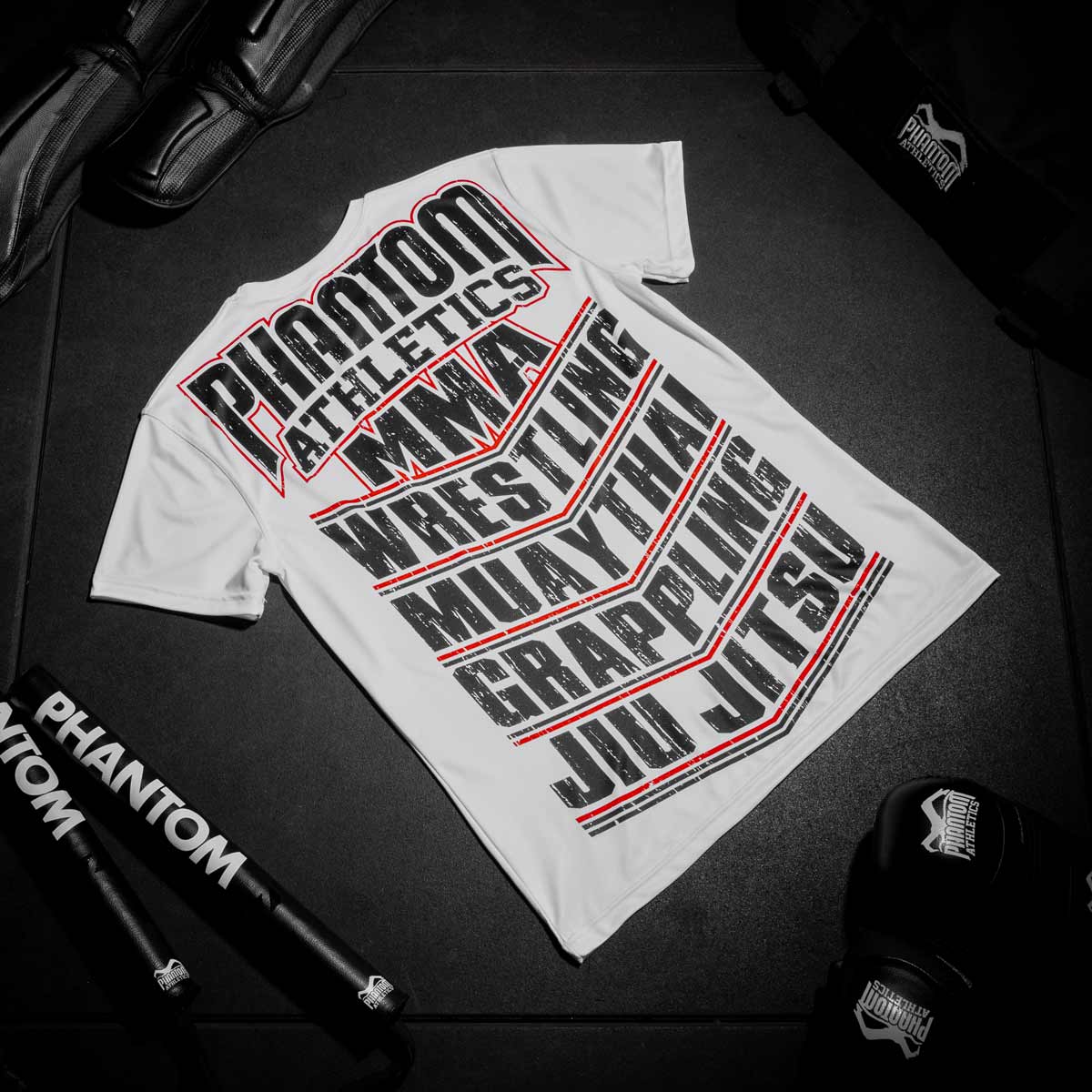 Das EVO MMA Sports Training Shirt von Phantom Athletics ist aus atmungsaktivem, feuchtigkeitsregulierendem MXP-Tech Material gefertigt, ideal für intensives Kampfsport-Training wie MMA, Boxen und Muay Thai. Dieses Trainingsshirt sorgt für ein angenehmes, trockenes Tragegefühl und hohe Strapazierfähigkeit.