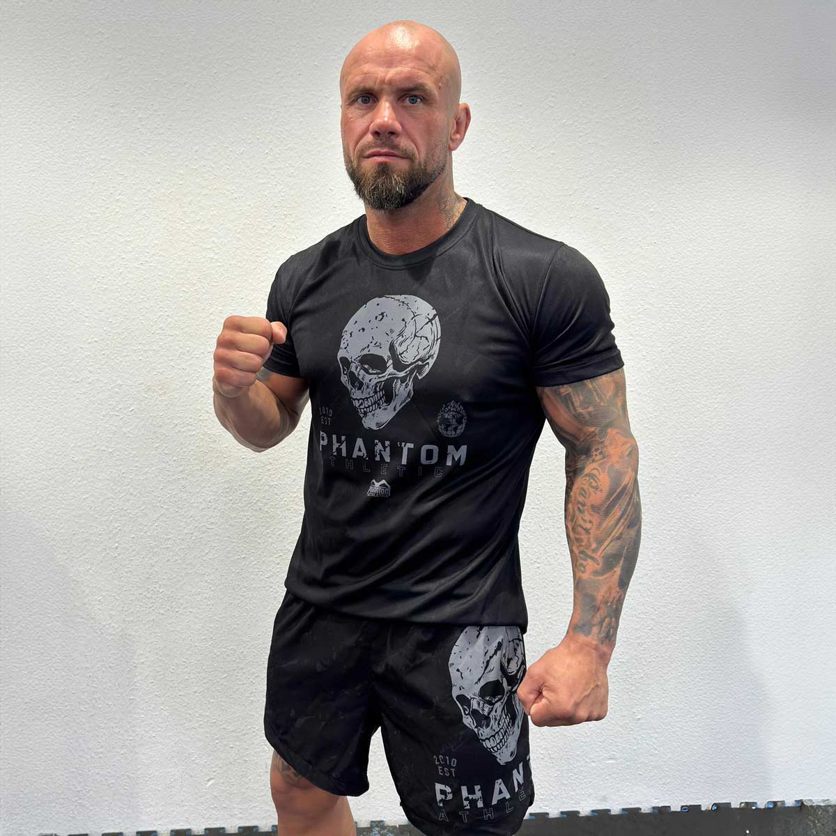 MMA Fighter Sebastian Risch mit der Phantom SKULLS Fightshort und dem SKULLS Kampfsport Trainingsshirt.