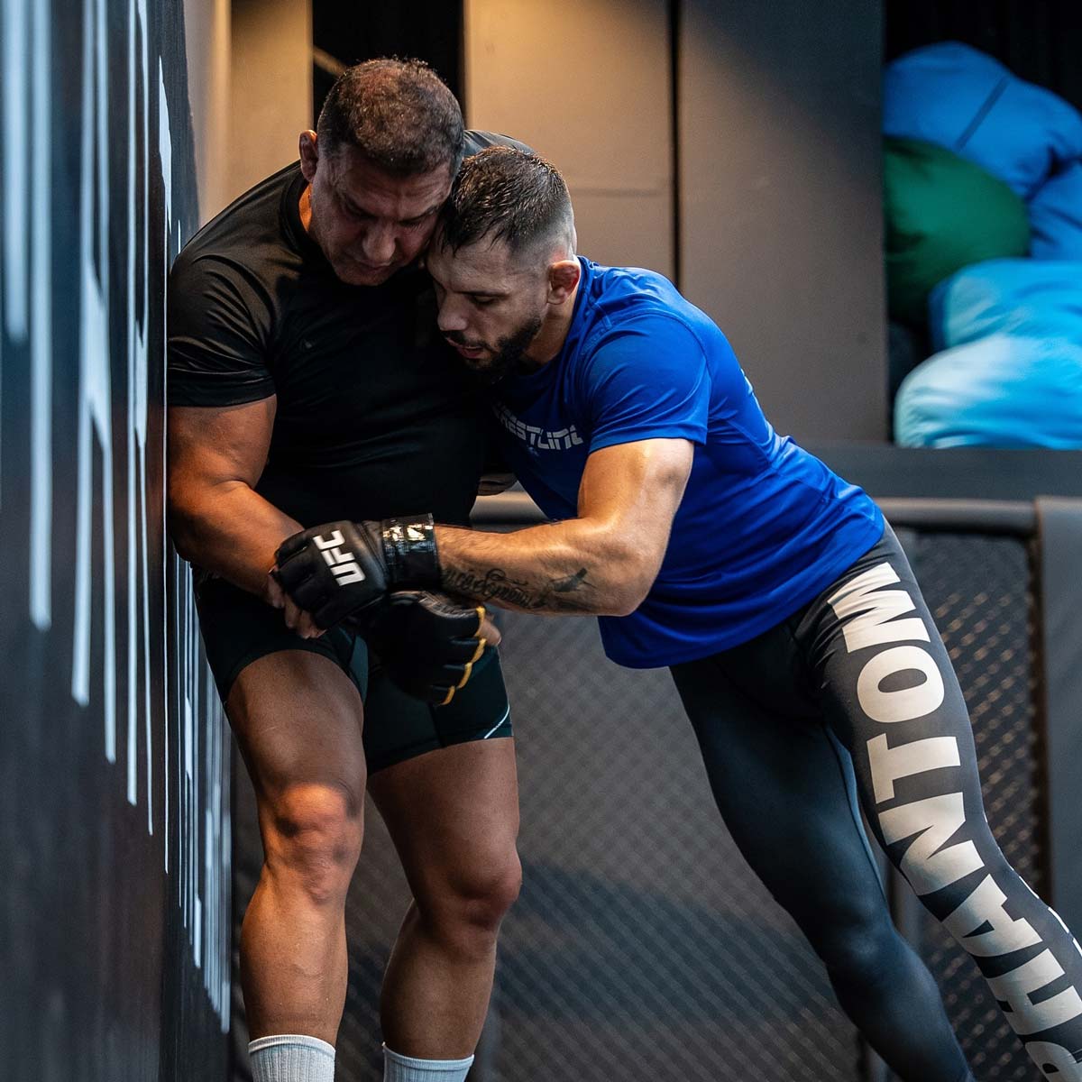 Phantom Athletics Training Shirt Evo Wrestling Blue, perfekt für intensives Kampfsporttraining. Leichtes und strapazierfähiges Material bietet Unterstützung bei jeder Bewegung.