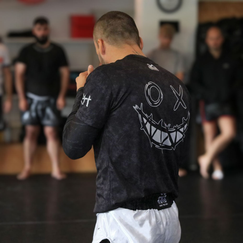 Phantom Athletics Training Shirt Evo Serious mit ergonomischem Design und atmungsaktivem Material. Perfekt für MMA, Muay Thai und andere Kampfsportarten.