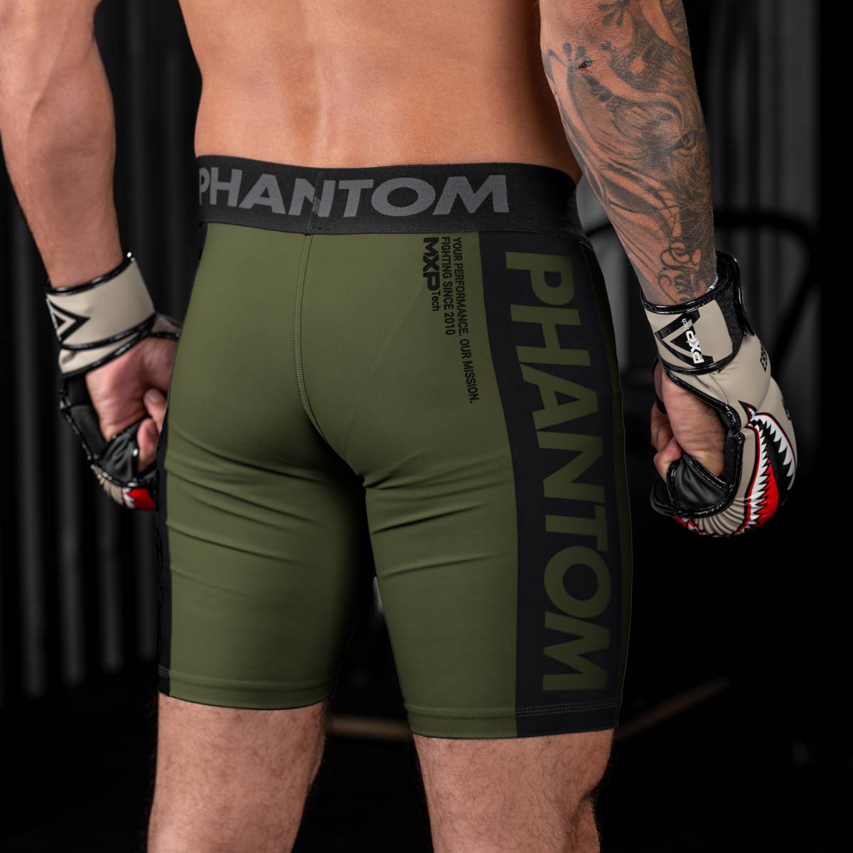 Phantom Compression Fightshorts in Army/Grün. Ultimativer Komfort und Bewegungsfreiheit. Ideal für deinen Kampfsport.  Egal ob MMA, BJJ oder Muay Thai. Die Phantom Fightshorts performen in Wettkampf und Training. UFC Fighter Aleks  Rakic bei der Wettkampfvorbereitung.