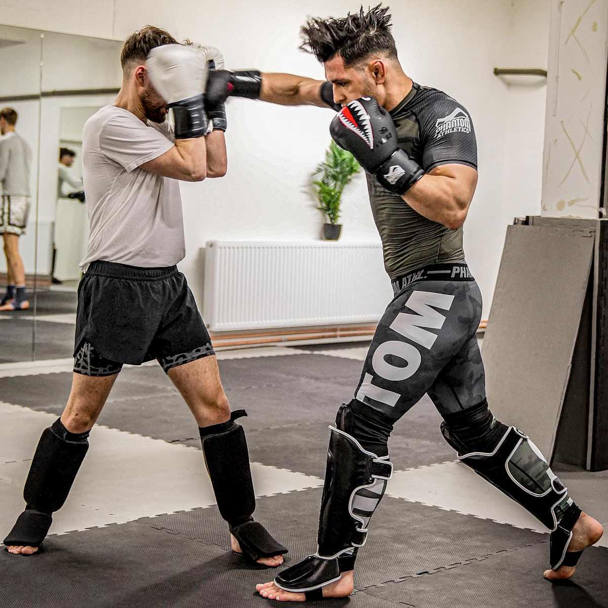 Phantom Fighter Niko Serbezis beim MMA Training mit der Phantom Domination Camo Legging.