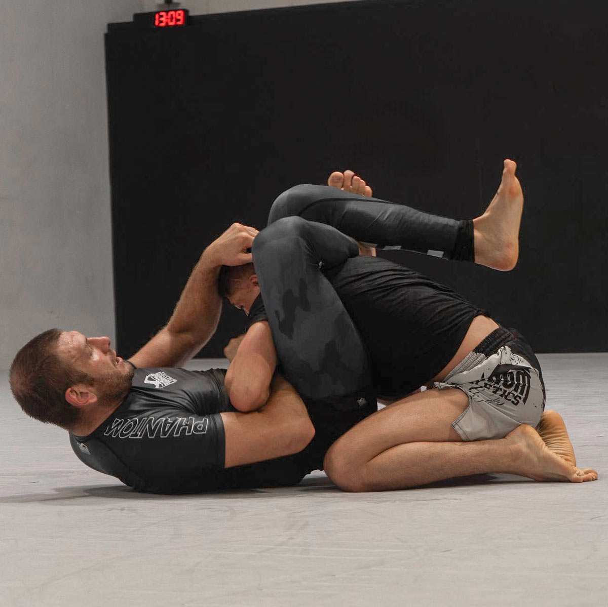 Phantom Fighter Antonio Stanic beim BJJ Training mit der Phantom Domination Camo Legging.