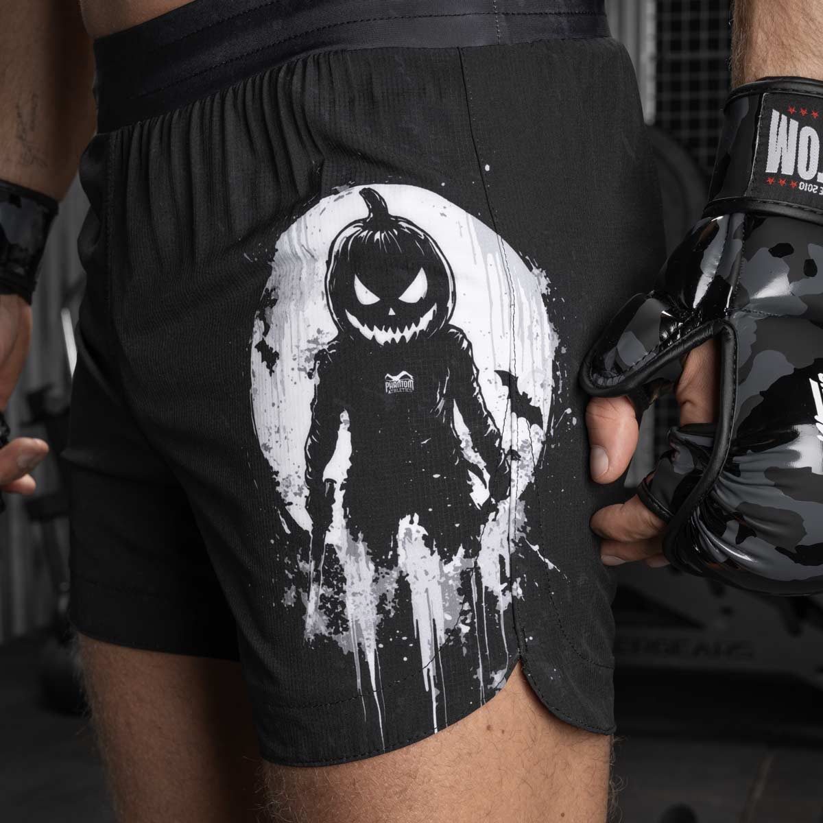 Elastischer Bund der Fusion-R Pumpkill Fightshorts mit Zugband für sicheren Sitz. Der dehnbare Bund dieser Fightshorts sorgt für eine perfekte Passform, die auch bei intensiven Bewegungen nicht verrutscht und stets Komfort bietet. In düsterem Halloween Design.