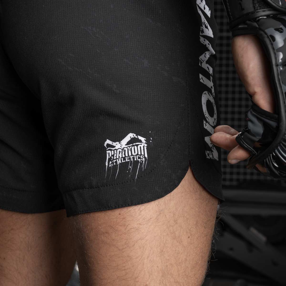 Seitenansicht der Fusion-R Pumpkill Fightshorts für optimale Flexibilität und Haltbarkeit. Diese Shorts bestehen aus widerstandsfähigem Material, das Bewegungsfreiheit und Langlebigkeit garantiert, ideal für Kampfsport und intensives Training.