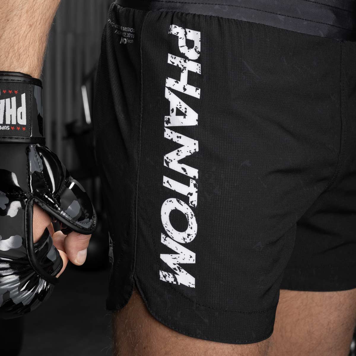 Fighter trägt die Fusion-R Pumpkill Fightshorts während eines Trainings. Diese Shorts sind speziell für Kampfsportler entwickelt und bieten maximalen Tragekomfort, selbst bei schnellen und kraftvollen Bewegungen im Training oder Wettkampf.