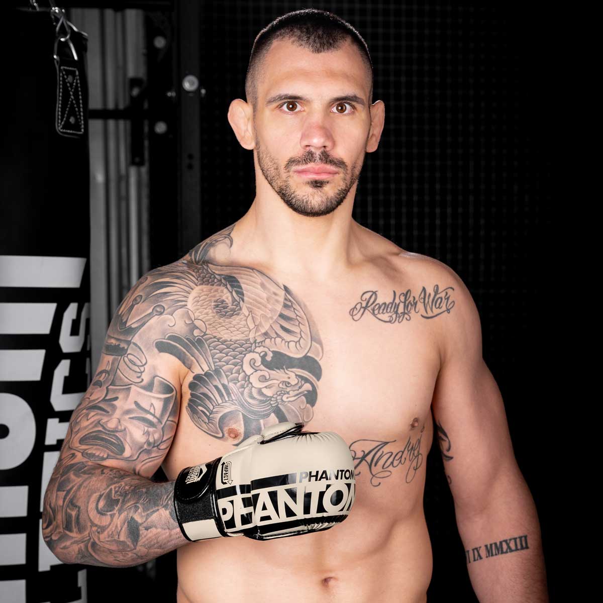 UFC Fighter Aleks Rakic im Gym mit den Phantom MMA Sparringshandschuhen APEX in Sand