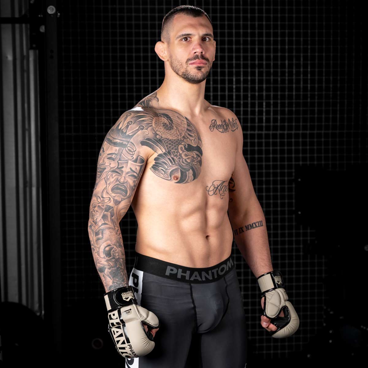 UFC Fighter Aleks Rakic mit den Phantom MMA Handschuhen in Sand und der Phantom APEX Fightshorts im Gym beim MMA Training