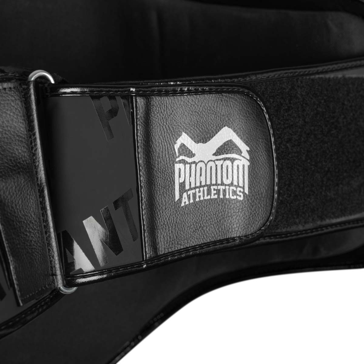 Phantom Athletics Belly Pad - Professioneller Schutz für Kampfsportler und Trainer.
Dieses Belly Pad bietet hohen Tragekomfort und Schutz vor schweren Treffern, ideal für Muay Thai, MMA und andere Kampfsportarten.