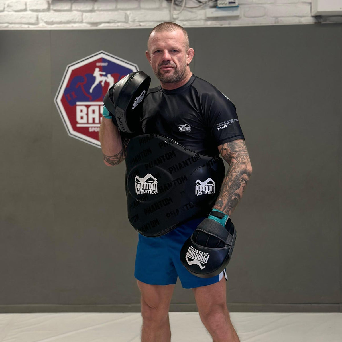 Phantom Athletics Bellypad, perfekt für Kampfsportarten wie Muay Thai und Kickboxen. Dieses professionelle Bauchpolster bietet hervorragenden Schutz und Komfort, ideal für Trainer und Sparring-Sessions.