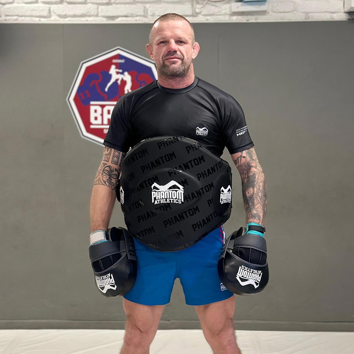 Phantom Athletics Bellypad, ideal für intensives Muay Thai und Kampfsporttraining. Dieses hochwertige Bauchpolster bietet optimalen Schutz und Dämpfung bei Kicks, Knien und Schlägen, perfekt für Trainer und Sparring-Partner.