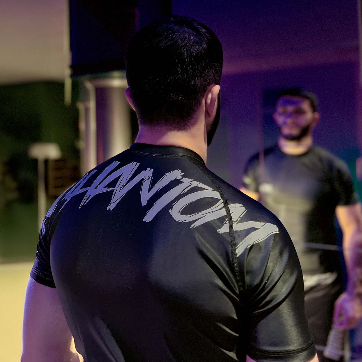 Phantom Athletics Rashguard Ruthless, ideal für MMA, Grappling und intensives Kampfsporttraining. Dieses hochwertige Rashguard bietet eine perfekte Passform, hervorragende Bewegungsfreiheit und ein robustes Design für maximale Leistung.