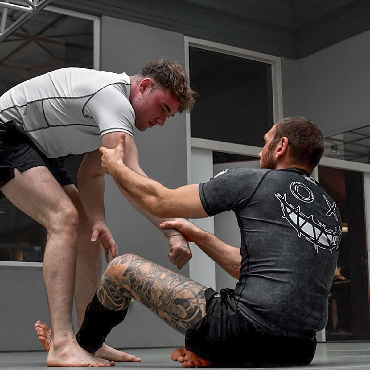 Phantom Fighter Antonio Stanic beim BJJ Training mit dem SERIOUS Kampfsport Rashguard. Ideal für Training und Wettkampf.