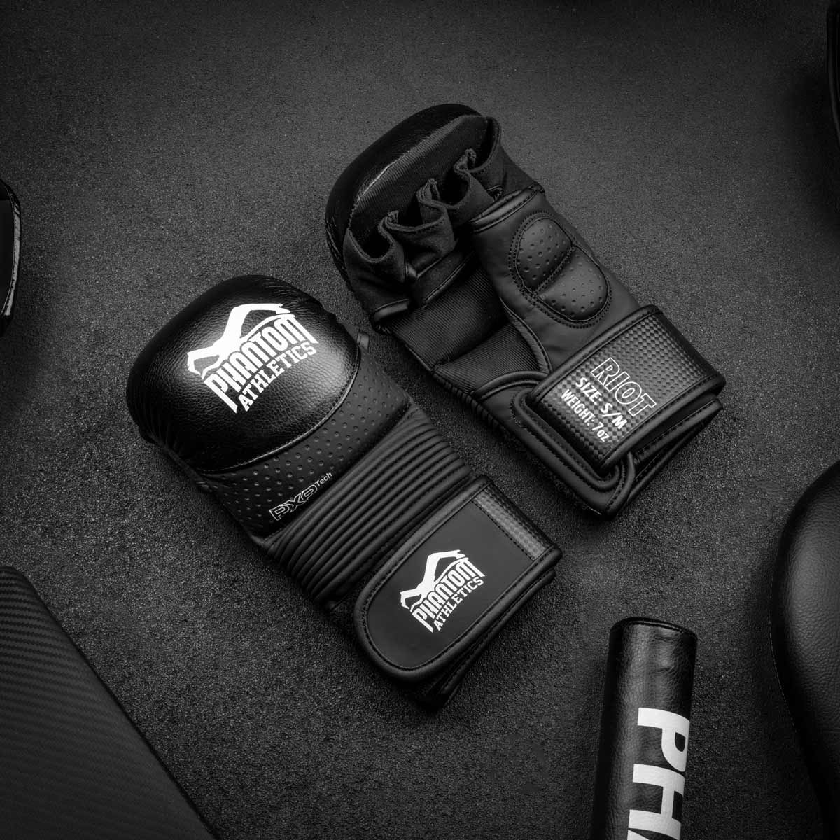 Die ergonomisch geformte Polsterung der RIOT Pro Handschuhe gewährleistet ausgezeichnete Schlagdämpfung. Stabiler Halt und hochwertiges Material machen sie ideal für Mixed Martial Arts und andere Kampfsportarten.