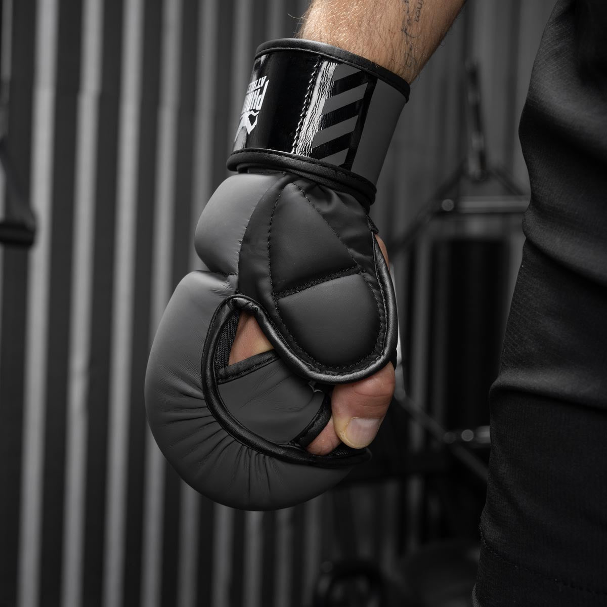 Diese MMA Sparring Handschuhe Apex Grau kombinieren ergonomische Passform mit robuster Verarbeitung, perfekt für Schläge und Bodenarbeit. Die verstärkte Polsterung bietet hervorragenden Schutz, während der sichere Klettverschluss Stabilität und einen festen Sitz gewährleistet. Perfekt für MMA-Training und Sparring.