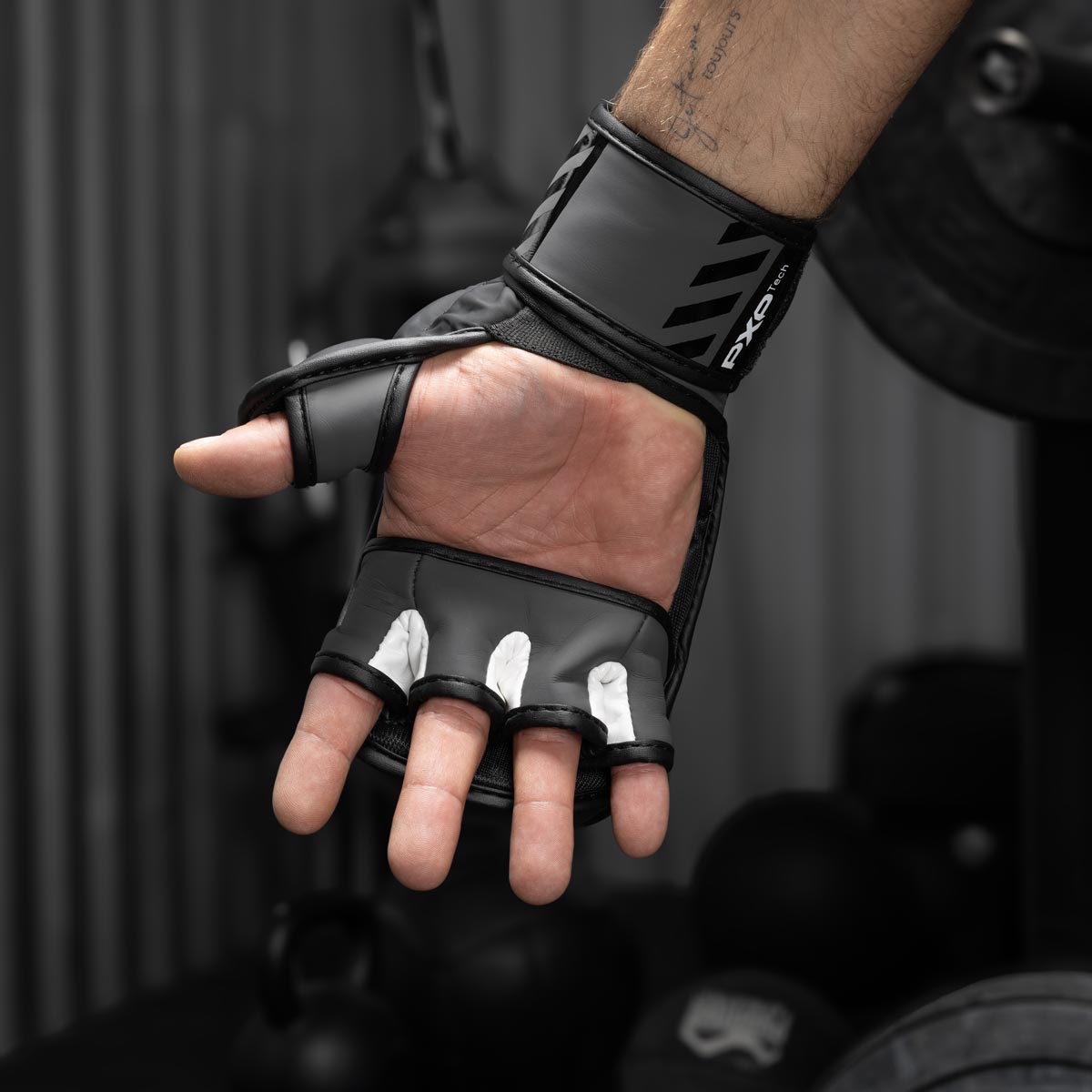 Phantom Athletics’ MMA Sparring Handschuhe Apex Grau wurden speziell für anspruchsvolle Kampfsportler entwickelt. Die Kombination aus starker Dämpfung und freier Fingerbeweglichkeit ermöglicht ein sicheres und effektives Training. Das dezente graue Design verleiht den Handschuhen einen modernen Look.