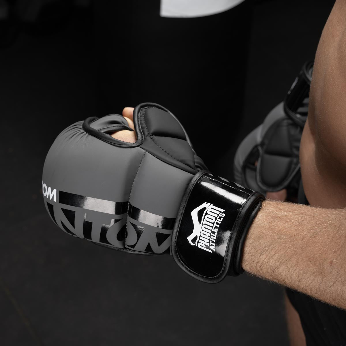 Die MMA Sparring Handschuhe Apex Grau von Phantom Athletics bieten maximalen Schutz und Komfort für intensives Sparring und Training. Mit ihrer dicken Polsterung schützen sie die Knöchel effektiv, während die offene Fingerkonstruktion volle Beweglichkeit für Grappling-Techniken ermöglicht. Ideal für Kampfsportarten wie MMA und Grappling.