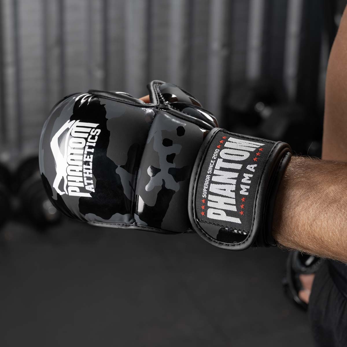 Die APEX Camo Handschuhe haben eine offene Handfläche, die einen verbesserten Grip und optimale Kontrolle beim Grappling ermöglicht. Diese MMA Handschuhe sind ideal für Mixed Martial Arts und bieten Flexibilität für Bodenkampf und Sparring.