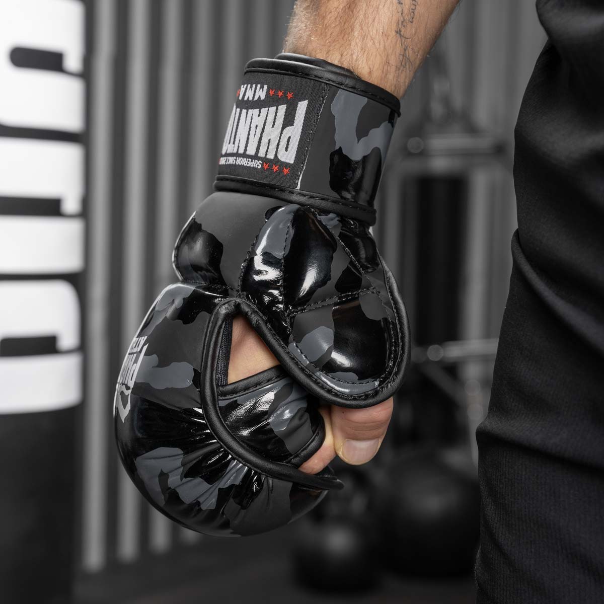 Die Polsterung der APEX MMA Handschuhe schützt besonders den Daumen, was für das MMA Sparring und intensives Training im Kampfsport essentiell ist. Die hochwertigen Materialien garantieren Langlebigkeit und Komfort bei jedem Einsatz.