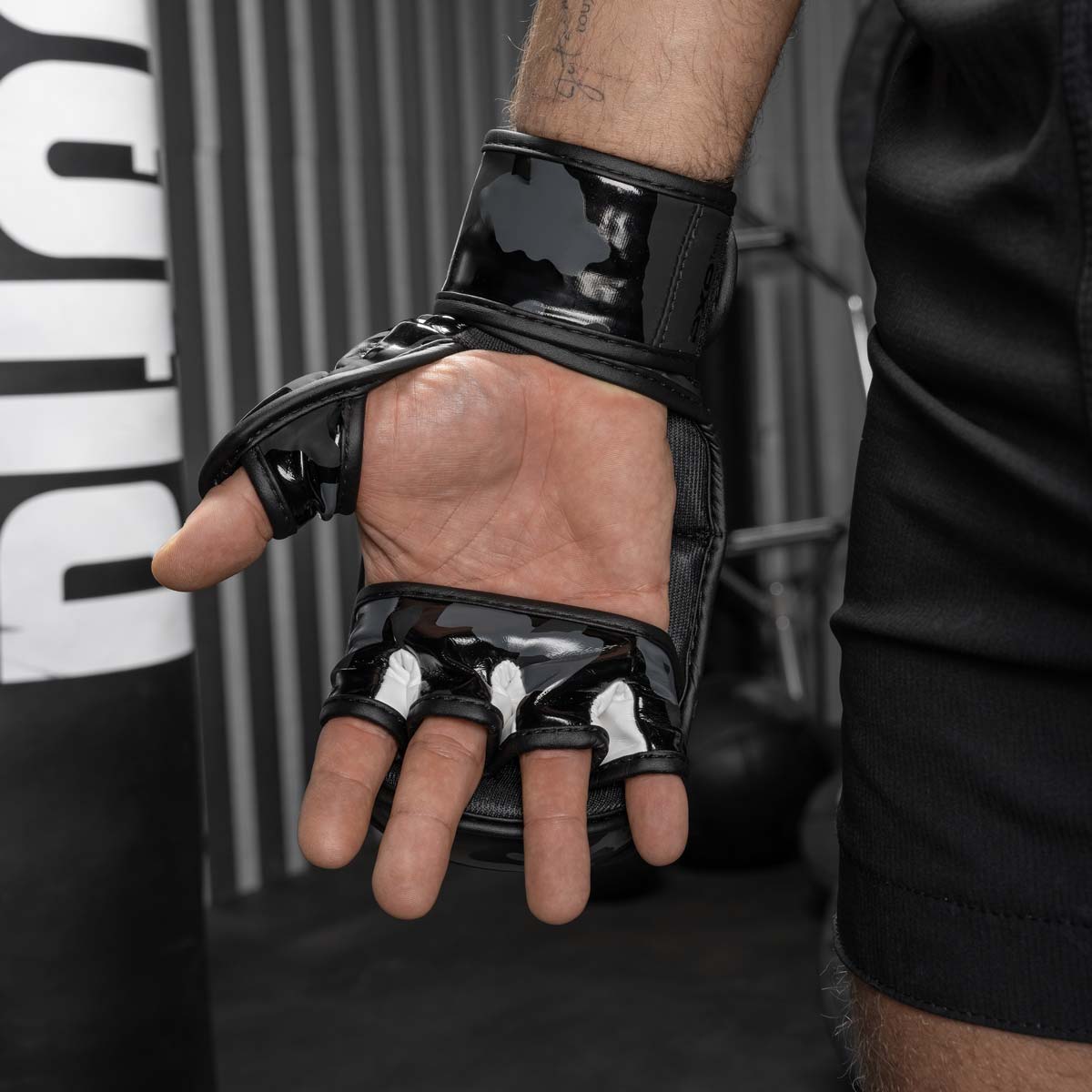 Die APEX Camo MMA Handschuhe von Phantom Athletics bestehen aus strapazierfähigem Material, das auch härtesten Anforderungen im Kampfsport standhält. Diese langlebigen Sparring Handschuhe sind perfekt für Athleten, die MMA und intensives Training betreiben.