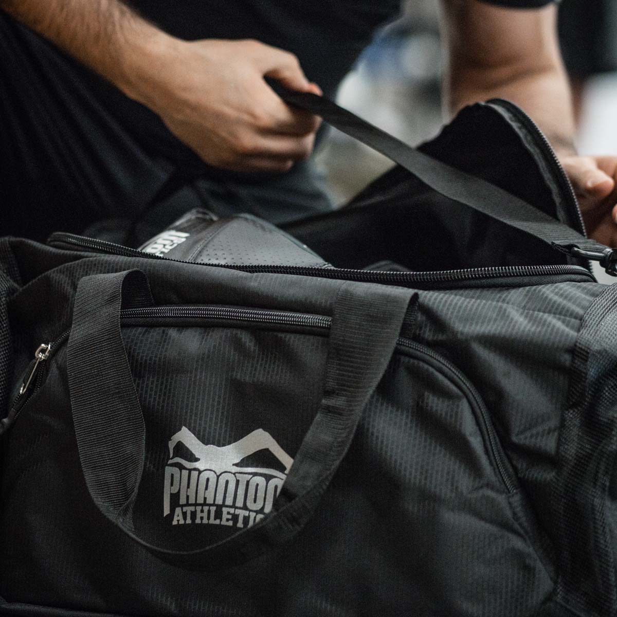 Phantom Athletics Shadow Sporttasche mit durchdachtem Design, perfekt für Kampfsporttraining und Wettkämpfe. Mehrere Fächer ermöglichen eine optimale Organisation von Schutzausrüstung und Zubehör.