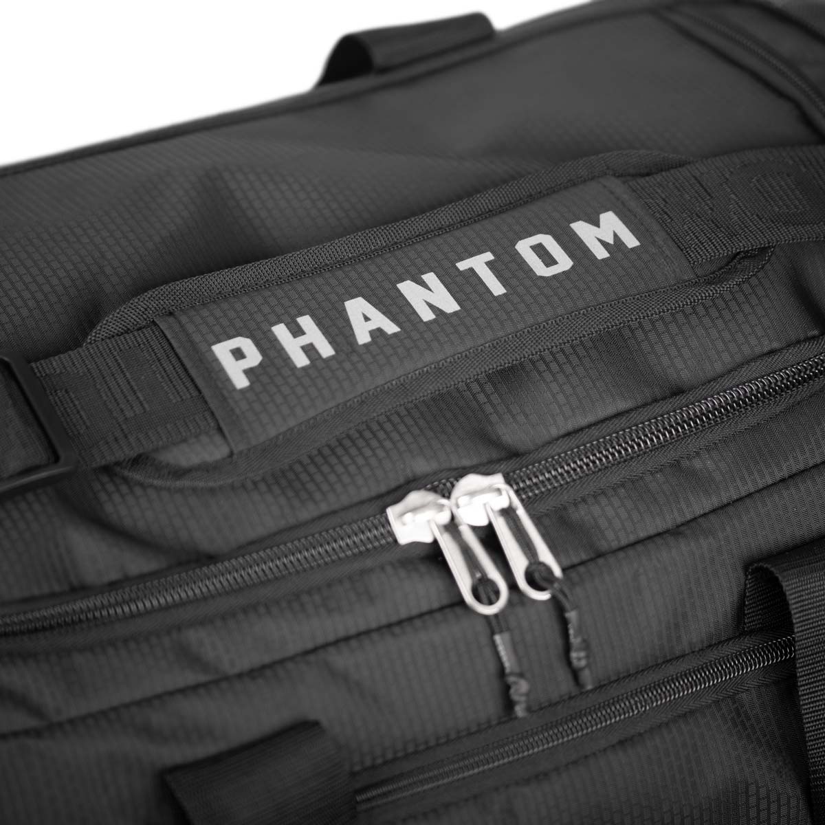 Die Sporttasche Shadow von Phantom Athletics ist der ideale Begleiter für dein Kampfsporttraining. Sie verfügt über ausreichend Platz für deine gesamte Ausrüstung und überzeugt mit strapazierfähiger Verarbeitung. Perfekt für BJJ, Muay Thai und MMA.