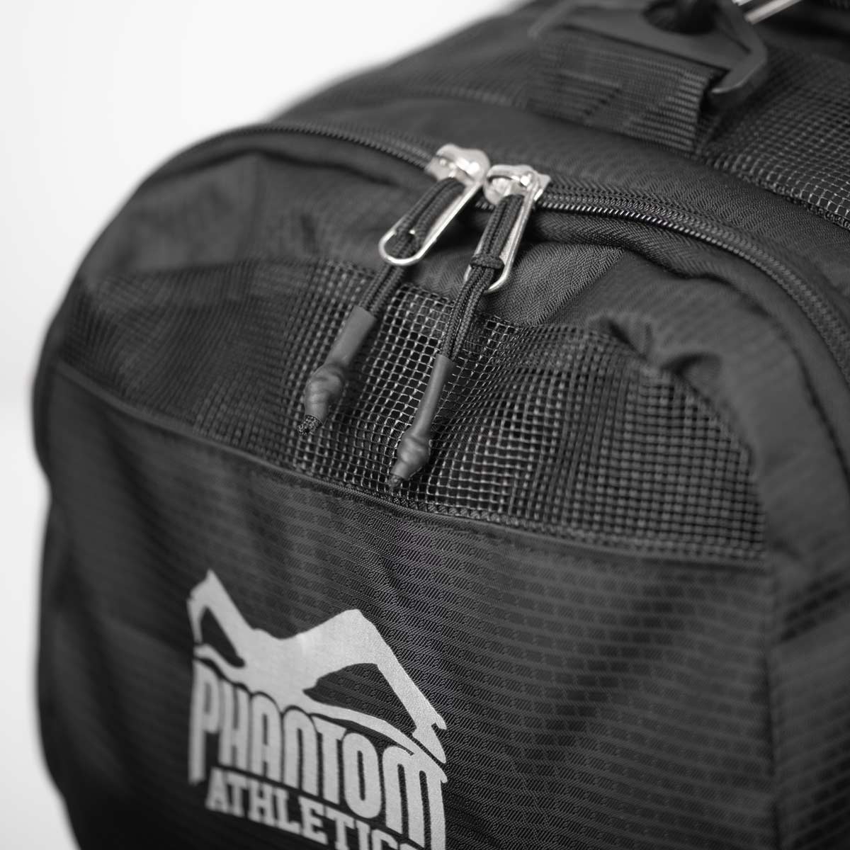 Diese Sporttasche Shadow von Phantom Athletics kombiniert Funktionalität und modernes Design. Mit einem großen Hauptfach und praktischen Seitentaschen bietet sie Platz für deine Ausrüstung und hält sie gut organisiert. Perfekt für Muay Thai, Grappling und Fitness.