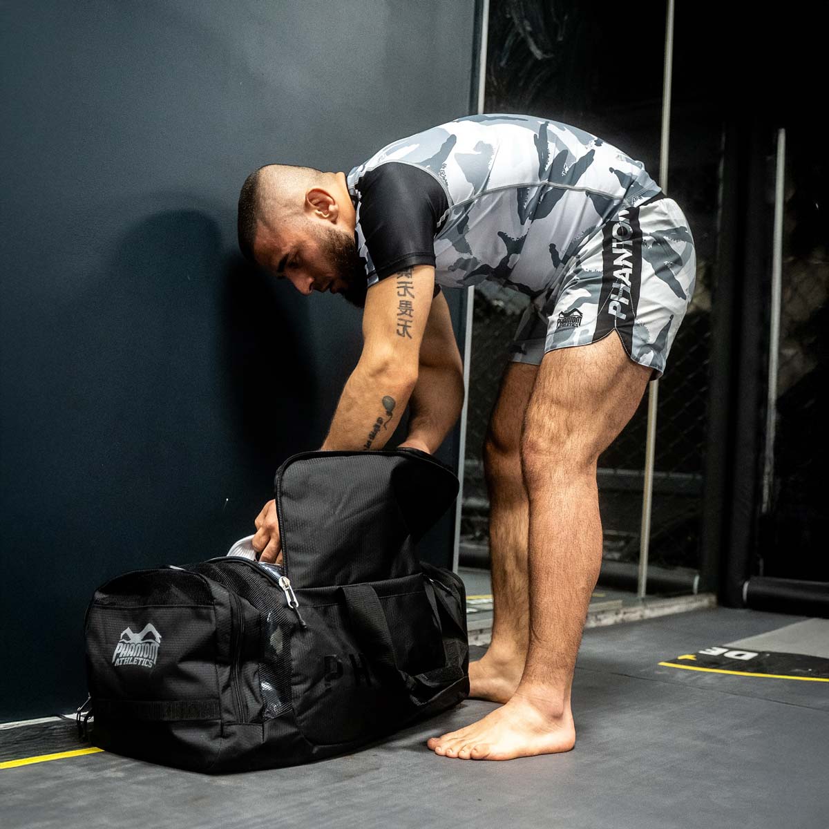 Stylische Phantom Athletics Shadow Sporttasche, entwickelt für Muay Thai, BJJ und MMA. Strapazierfähiges Material sorgt für Langlebigkeit und sicheren Transport von Kampfsportausrüstung.