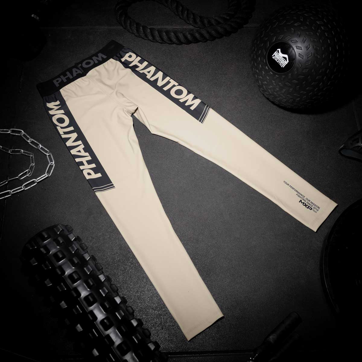 Lange Compression Tights von Phantom für deinen Kampfsport. Überragende Qualität, Passform und Komfort. Perfekt für MMA, Grappling, Muay Thai, BJJ oder auch Ringen. Die beste Kampfsport Legging auf dem Markt. Hier im Sand-farbenen Apex Design.